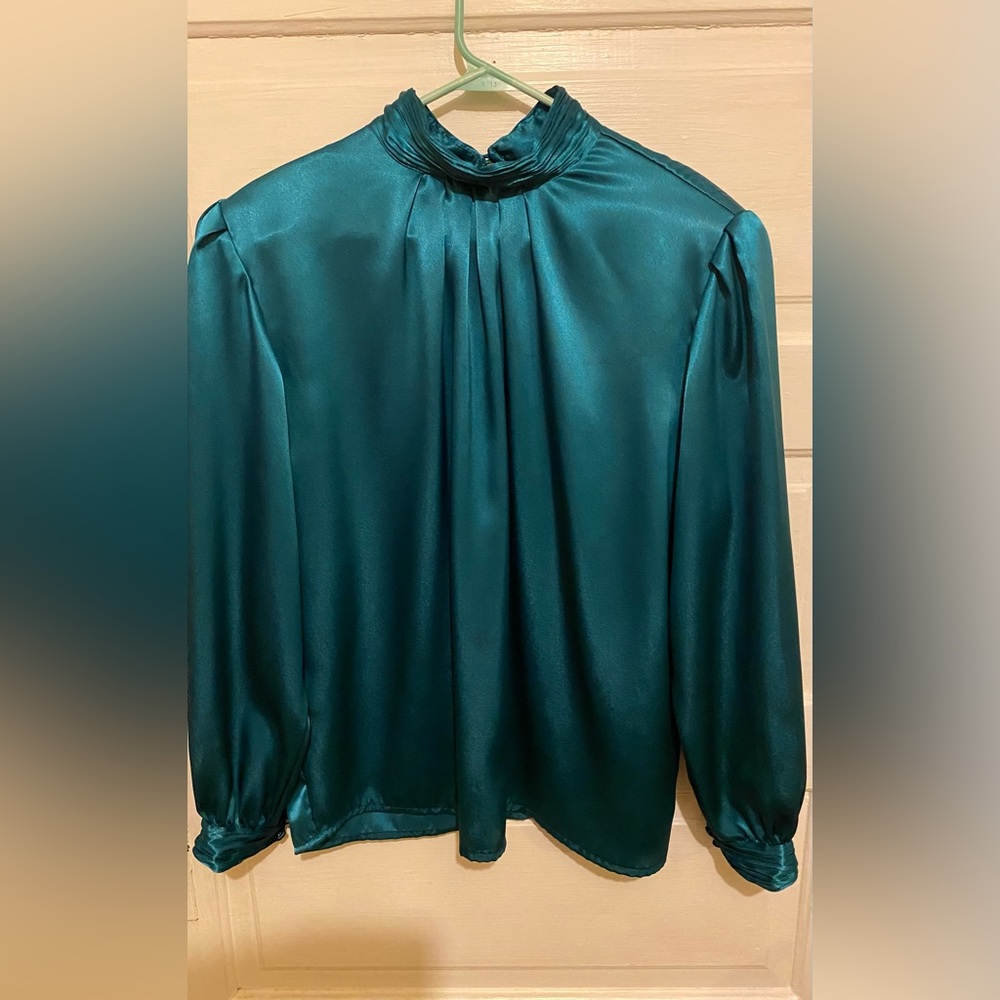 Impressions Women Long Sleeve Shirt. Vintage